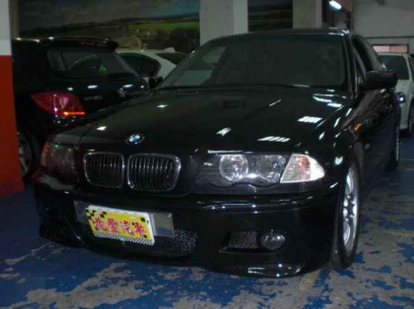 BMW 320i 黑色 照片1