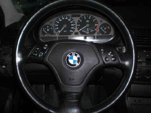 BMW 320i 黑色 照片6