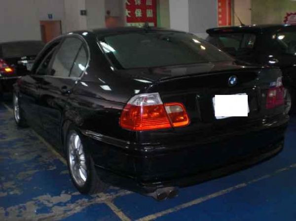 BMW 320i 黑色 照片9