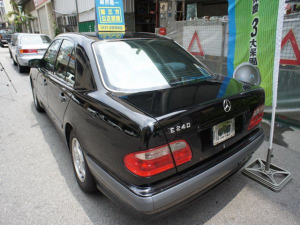 02 BENZ E 240 2.6 照片2