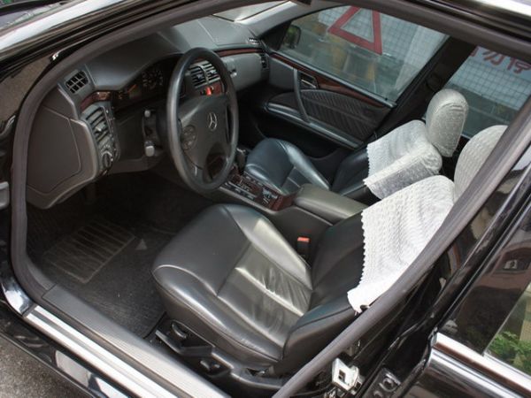 02 BENZ E 240 2.6 照片3