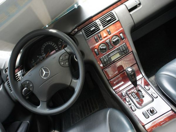 02 BENZ E 240 2.6 照片4