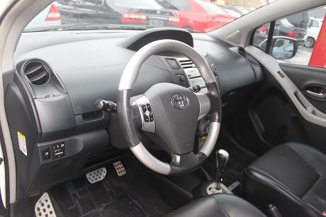 Toyota豐田 Yaris  照片2