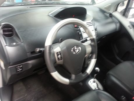 Toyota豐田 Yaris  照片3