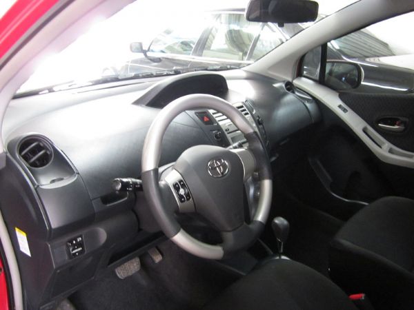 Toyota Yaris紅 優質省油小車 照片3