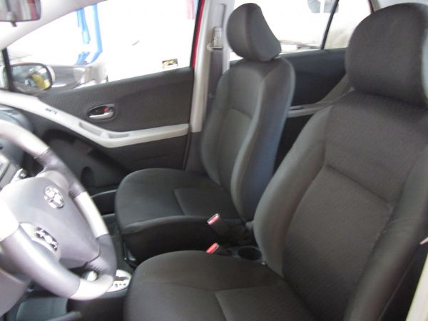 Toyota Yaris紅 優質省油小車 照片4