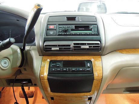 Nissan 日產 Serena QRV 照片4