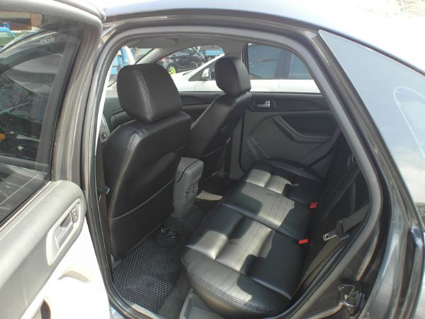 Ford Focus 黑色 1.8 照片4