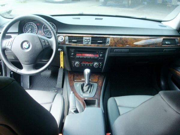 BMW 320I 2007年 2.0黑 照片4