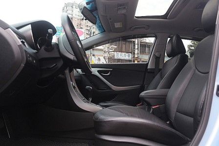 現代 ELANTRA 富士康汽車 照片5