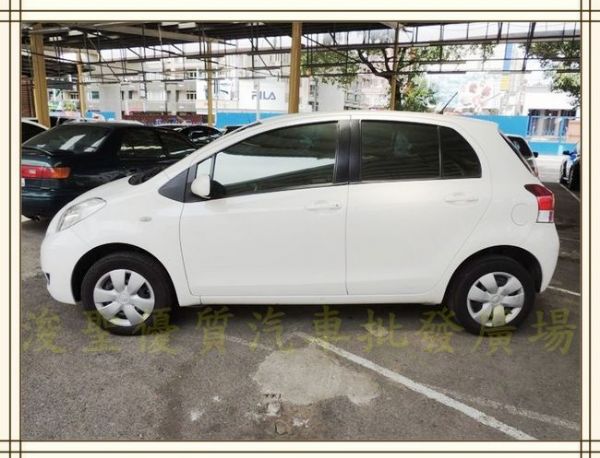 2013 豐田Yaris 白 27.2萬 照片3