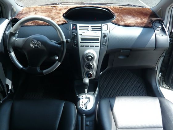 Toyota 豐田 Yaris 1.5 照片2