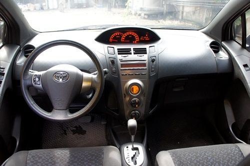 2010年 Yaris 頂級s版 1.5 照片4