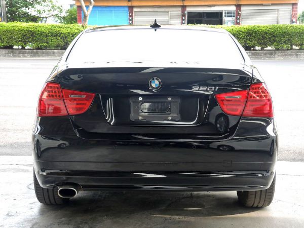 10 BMW E90 320i 2.0 照片5