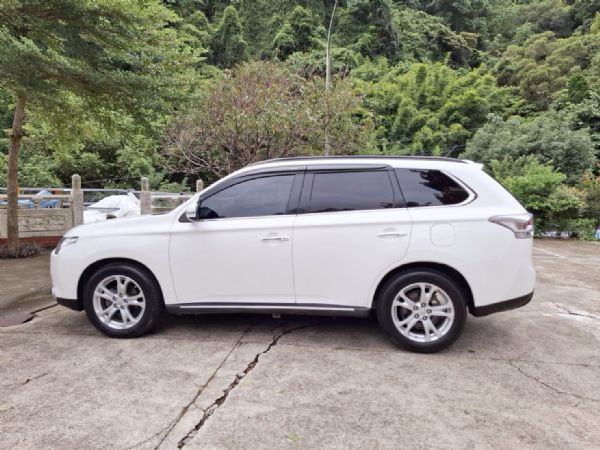 MITSUBISHI OUTLANDER 照片8