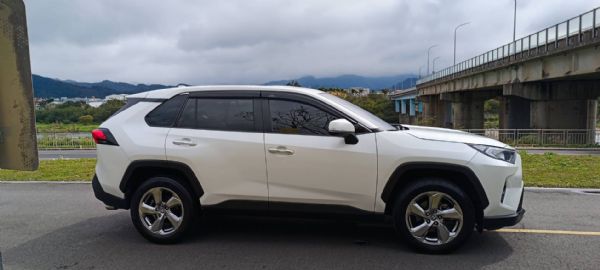 2020 TOYOTA RAV4 2.0 照片3